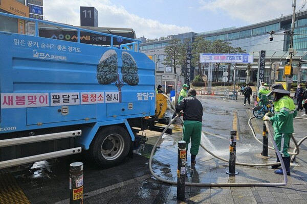 팔달구가 수원역 로데오거리 일원을 물청소하고 있다.ⓒ경기타임스