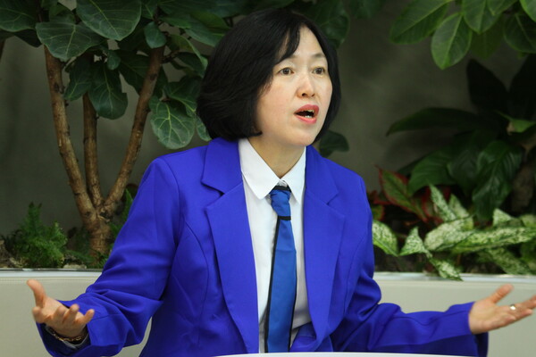 [인터뷰]박경미 수원특례시 의원 예비후보(아선거구, 더불어 민주당, 매탄1·2·3·4동)가 자신을 ‘생활형 후보’라 말한다. 산수한 기자단은 인터뷰에서 '왜' '생활형; 후보인지 들어봤다. 박 후보는 “답은 책상이 아니라 골목에 있습”고 밝히고 있다.ⓒ경기타임스