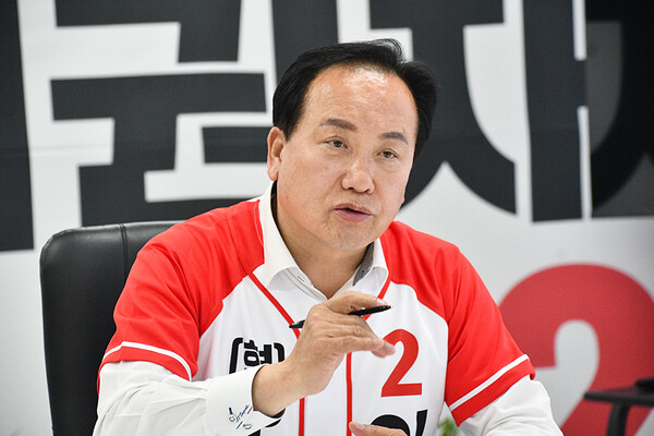 이권재 국민의힘 오산시장 후보가 인터뷰에서 반도체 산업벨트와 생활 인프라 확충을 통한 오산 발전 전략을 설명하고 있다.ⓒ경기타임스
