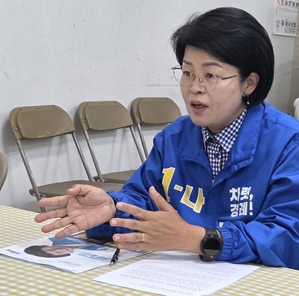김경례 더불어민주당 수원시의원 후보가 인터뷰를 통해 “정자동엔 말보다 일하는 의원이 필요하다”며 생활정치와 현장 중심 의정활동에 대한 구상을 설명하고 있다.ⓒ경기타임스