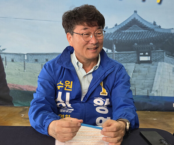 ‘라켓을 놓고 민원 창구에 섰던 사람.’ 함상영 더불어민주당 수원특례시의원 후보가 주민과 가장 가까운 시의원이 되겠다는 포부를 밝히고 있다.ⓒ경기타임스