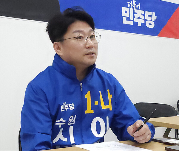 이희승 더불어민주당 수원특례시의원 후보(파 선거구·영통2·3동, 망포1·2동)가 인터뷰를 통해 “정치의 답은 결국 현장에 있다”며 주민 곁 생활정치와 3선 도전에 대한 구상을 밝히고 있다.ⓒ경기타임스