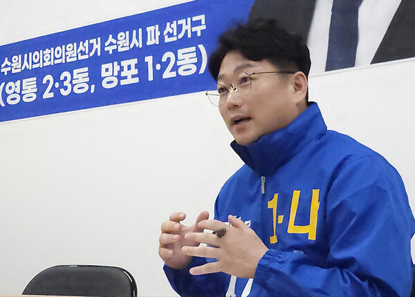 ‘8년의 현장, 그리고 3선의 약속.’ 이희승 더불어민주당 수원시의원 후보가 인터뷰에서 주민과 가장 가까운 정치인이 되기 위한 지난 시간과 앞으로의 계획을 설명하고 있다.ⓒ경기타임스