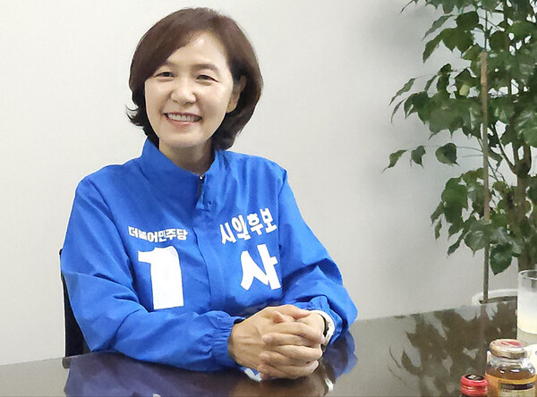 사정희 더불어민주당 수원시의원 후보가 인터뷰를 통해 “주민의 일상을 가장 가까이에서 지키는 시의원이 되겠다”며 매탄동 재선 도전에 대한 진심을 전하고 있다.ⓒ경기타임스