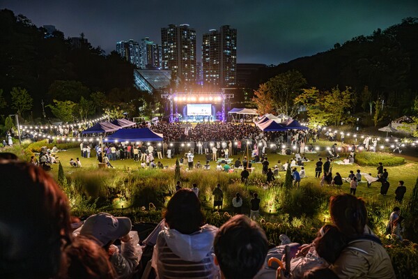 지난해 10월 영흥수목원에서 열린 숲속의 별빛음악회에 시민들이 참여하고 있다.ⓒ경기타임스