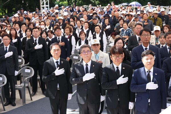 국기에 대한 경례하는 평택시의회 이윤하 의장(앞줄 좌로부터 두 번째)ⓒ경기타임스