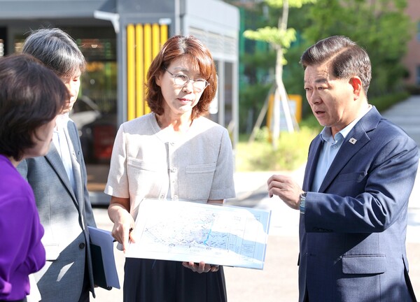 박승원 광명시장이 9일 오전 도덕초등학교를 찾아 학교 관계자, 시 관계 공무원들과 안전한 통학 환경 조성 방안을 논의하고 있다.ⓒ경기타임스