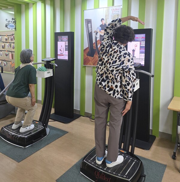 (자료사진)광명시 노인건강증진센터 '낙상 예방 운동 프로그램' 참여자들이 재활운동기기로 다리 근력을 키우고 있다.ⓒ경기타임스